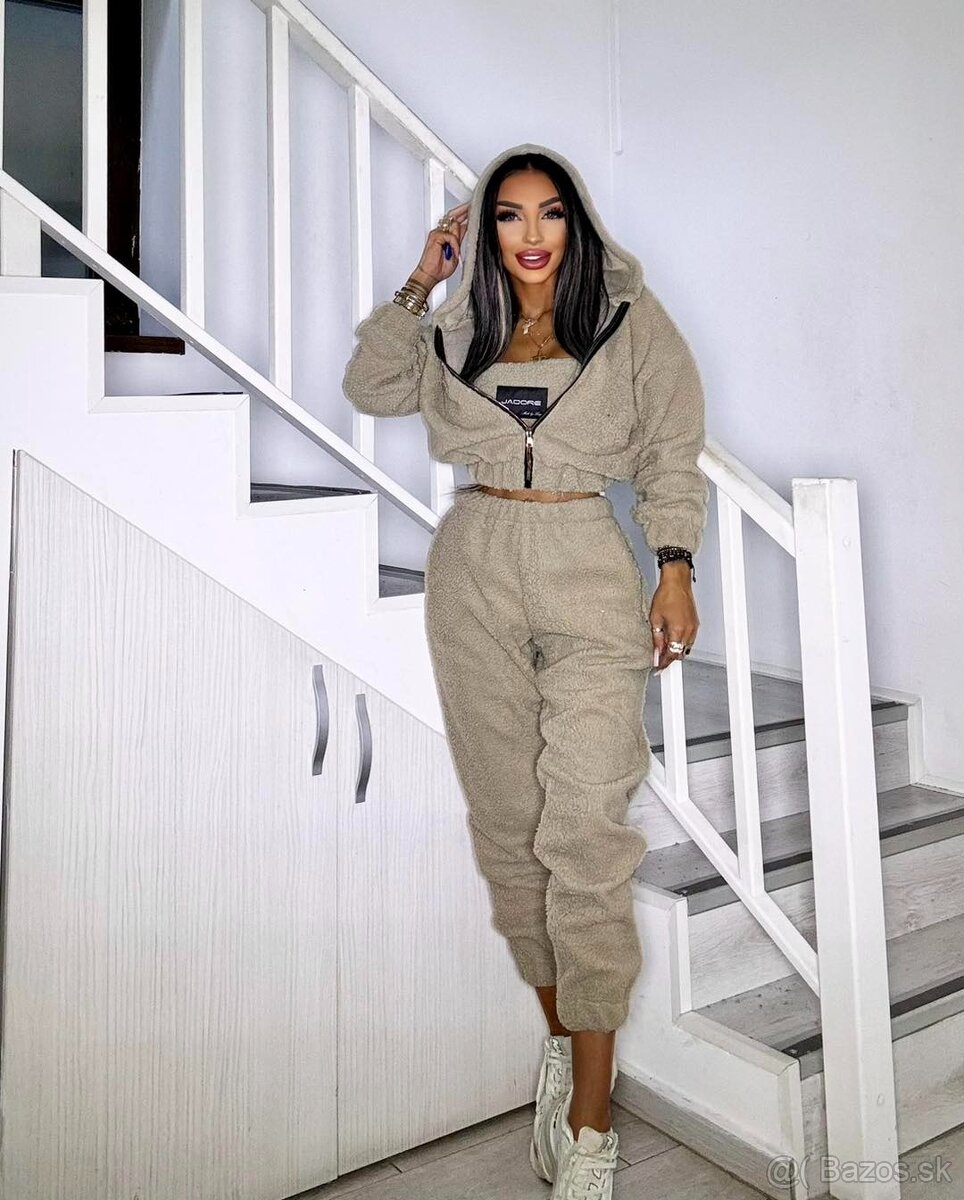 Trendy damska bezova plysova suprava teddy s vysokym pasom