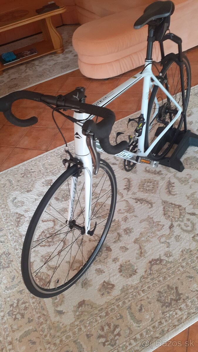 Merida - cestný bicykel.