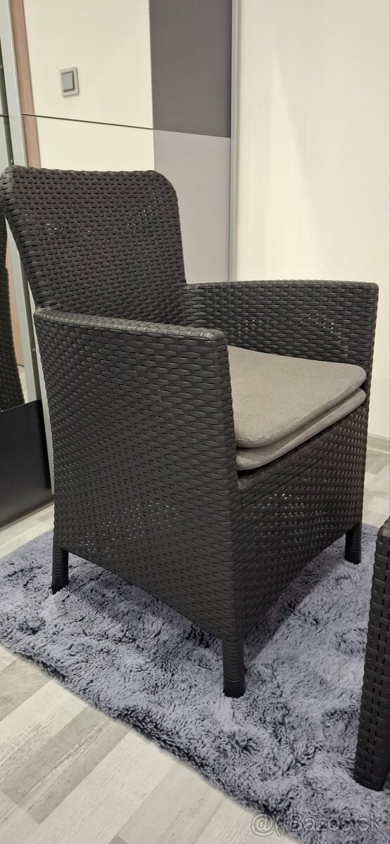 Ratanove kreslo a stolik