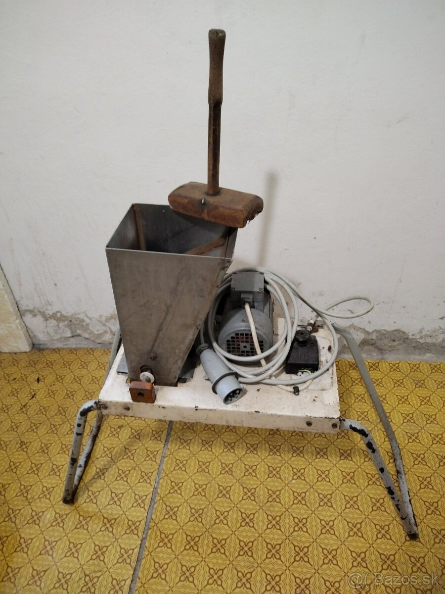 Elektrický mlynček na ovocie.