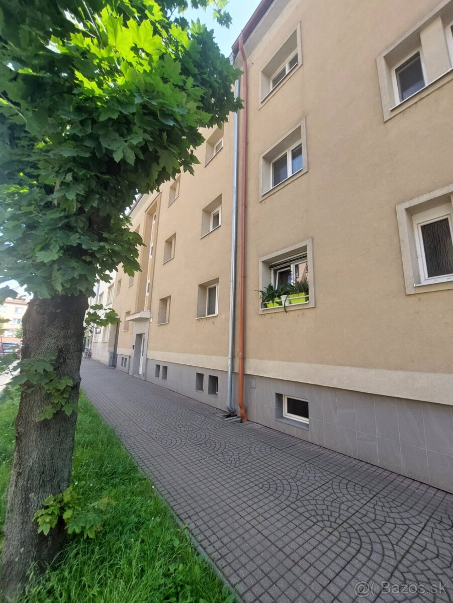 3 Izbovy zrekonštruovaný a zariadený byt v centre mesta