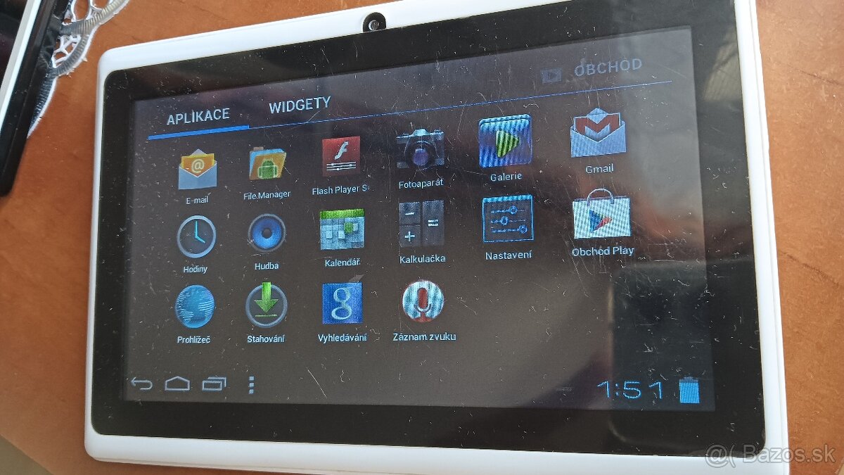 Tablet na pamatovu kartu s nabijackou