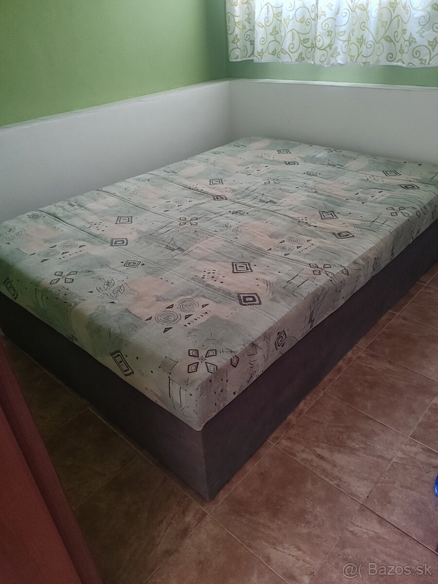 Posteľ
