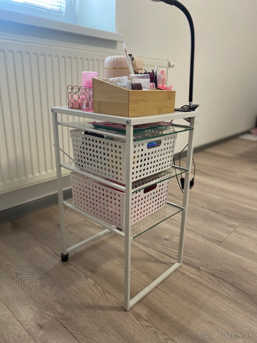 Kozmetický stolík/regál