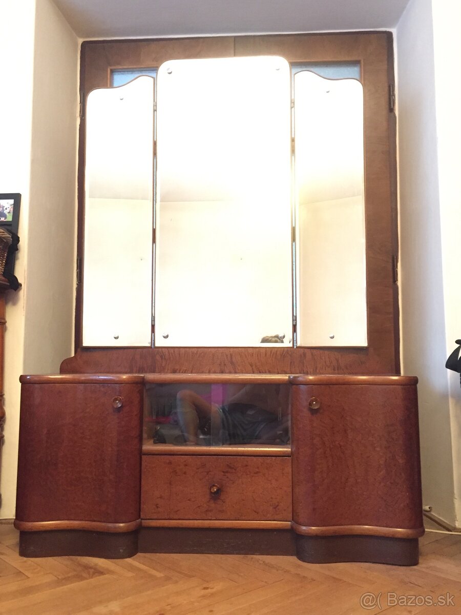 Starozitna komoda s nastavitelnym zrkadlom
