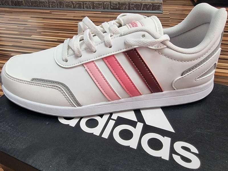 Adidas VS Switch 3K...