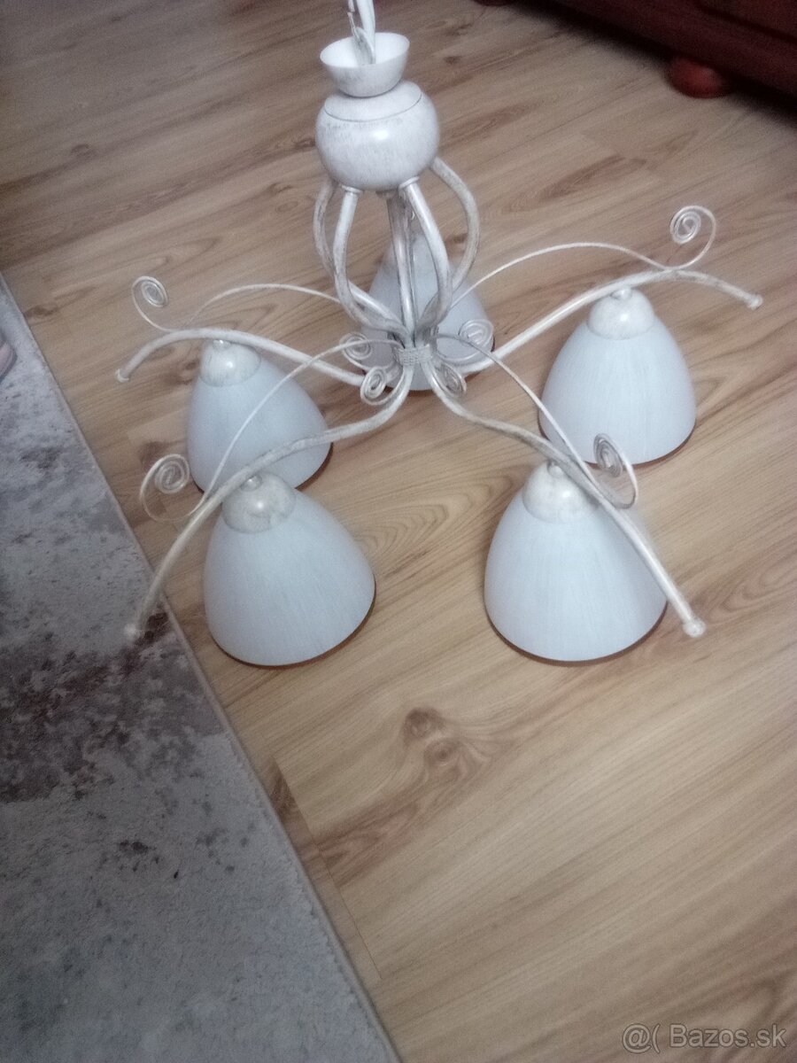 Zavesny luster a nocna lampa