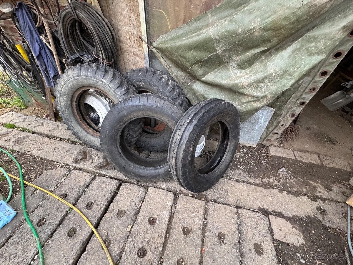 Plášte kolesá a iné veci na staršie traktory a kombajny