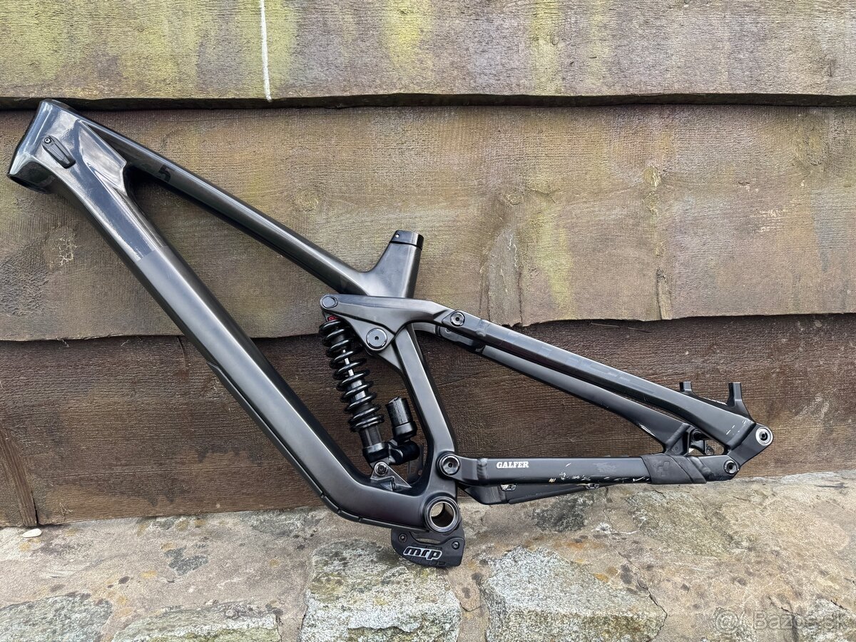 Rám cube two 15 hpc slt carbon n black