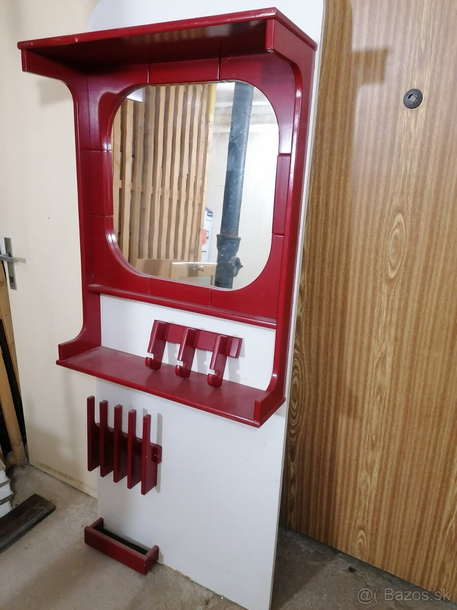 vešiaková stena - 2 kusy
