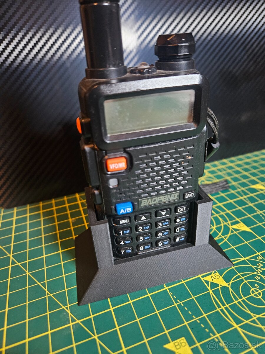 Stojan pre vysielačku UV-5R