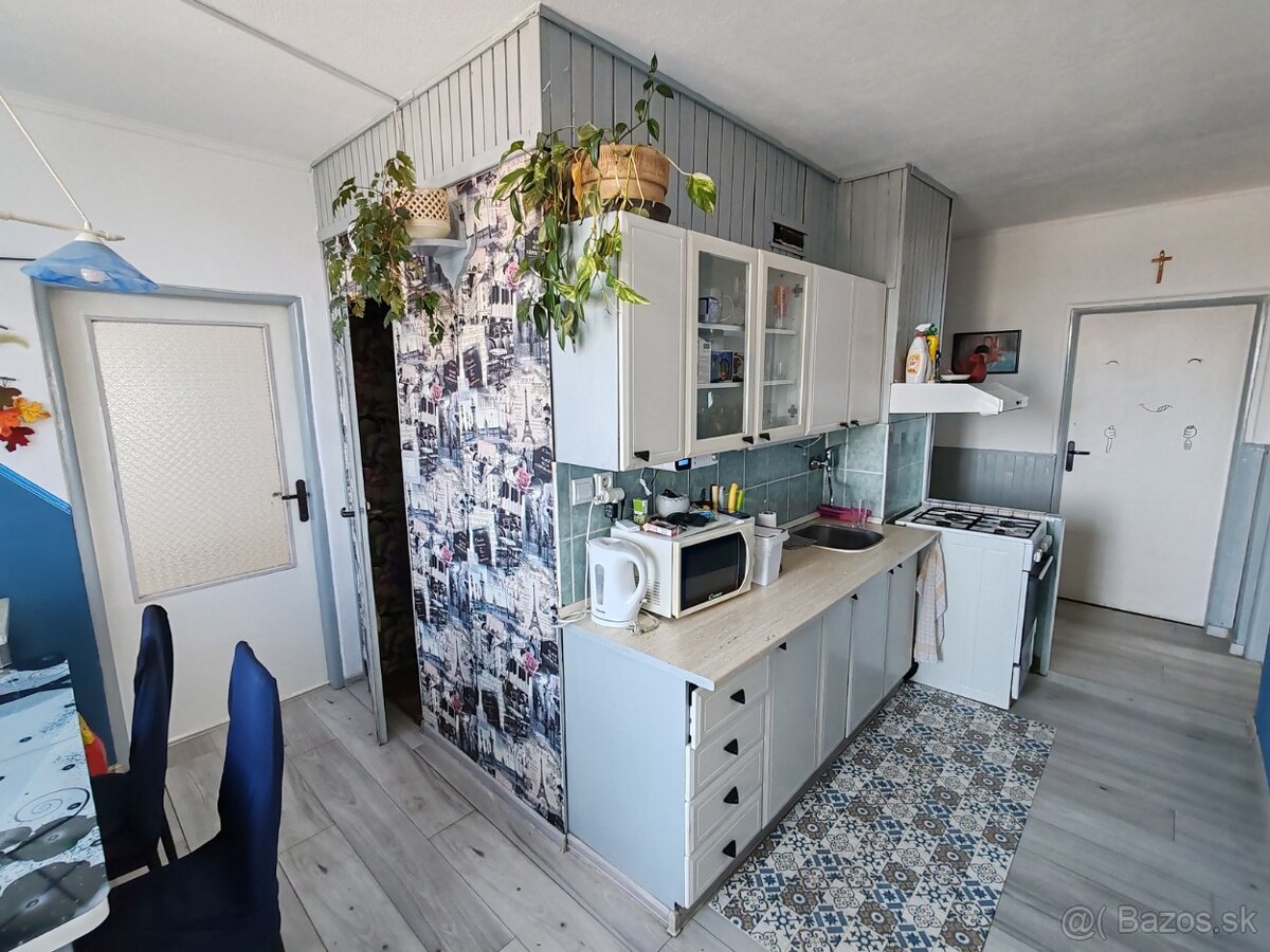 Topoľčany - 3 izbový byt s 3 balkónmi - pôvodný stav