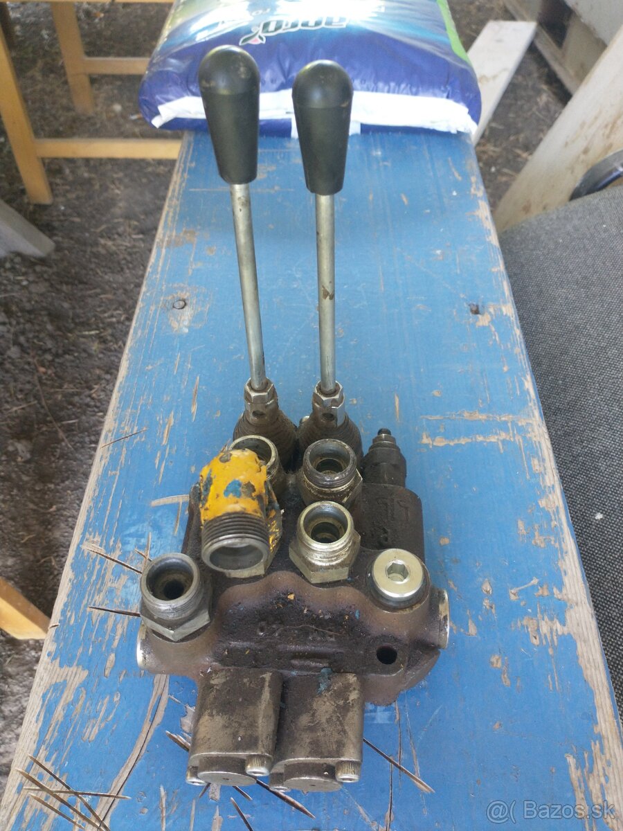 Dvojpáčkový hydraulický rozvádzač/hydraulika
