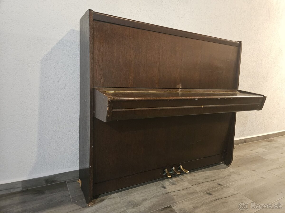 Akustické pianíno PETROF (r. 1971, Hradec Králové)