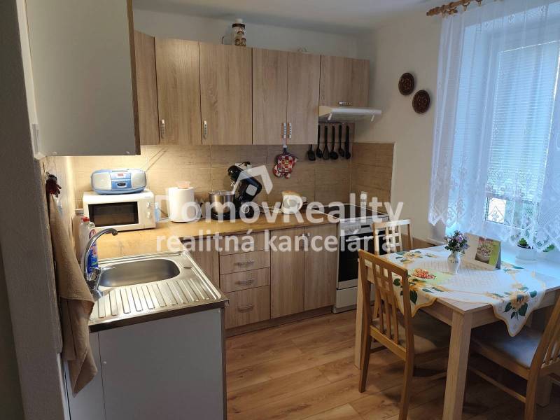 Pekný 1 izb. byt v Handlovej – centrum, 32 m2, kompletne zre