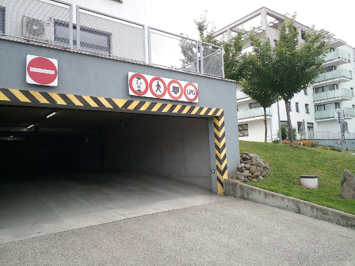 BB a Švermova parkovacie miesto pre motorku.