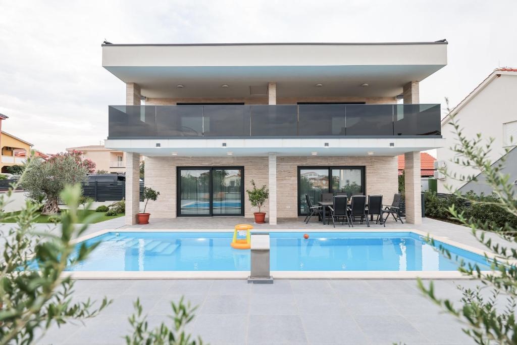 Chorvátsko, luxusná vila 120 metrov od mora.