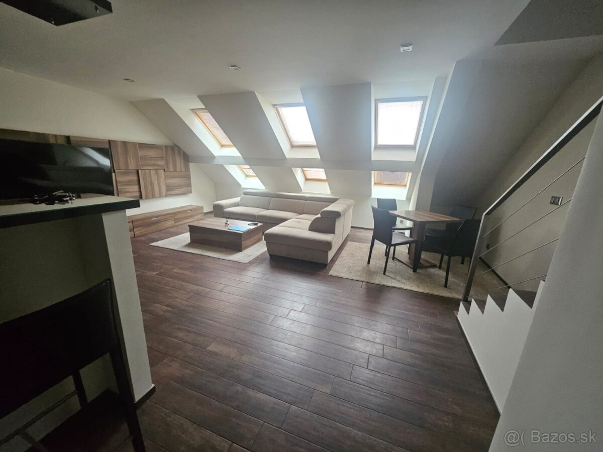 PONÚKAME NA PRENÁJOM KRÁSNY 2-IZBOVÝ MEZONETOVÝ BYT V HC