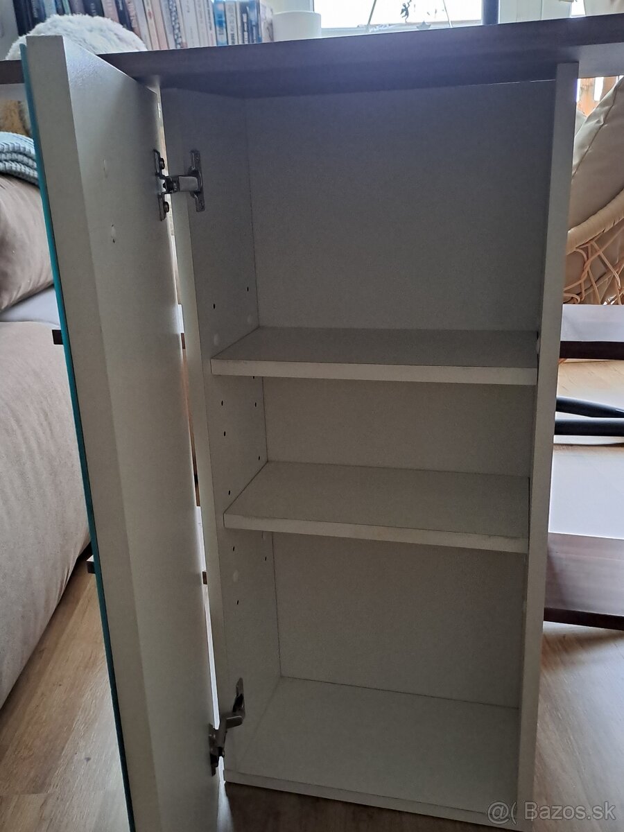 Polička so zrkadlom