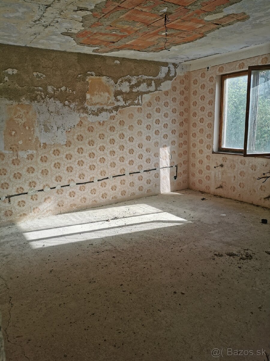 Na predaj poschodový rodinný dom v obci Lontov