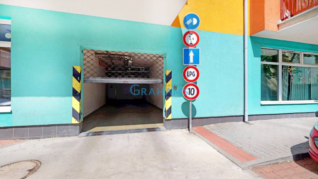 Prenájom skladového priestoru 123 m2, prístup autom (24/7), 