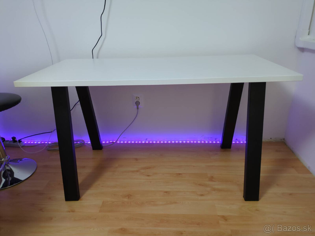 Moderný jedálenský stôl