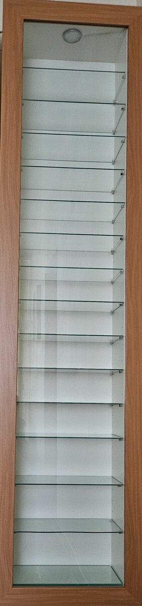 Vitríny IKEA BERTBY