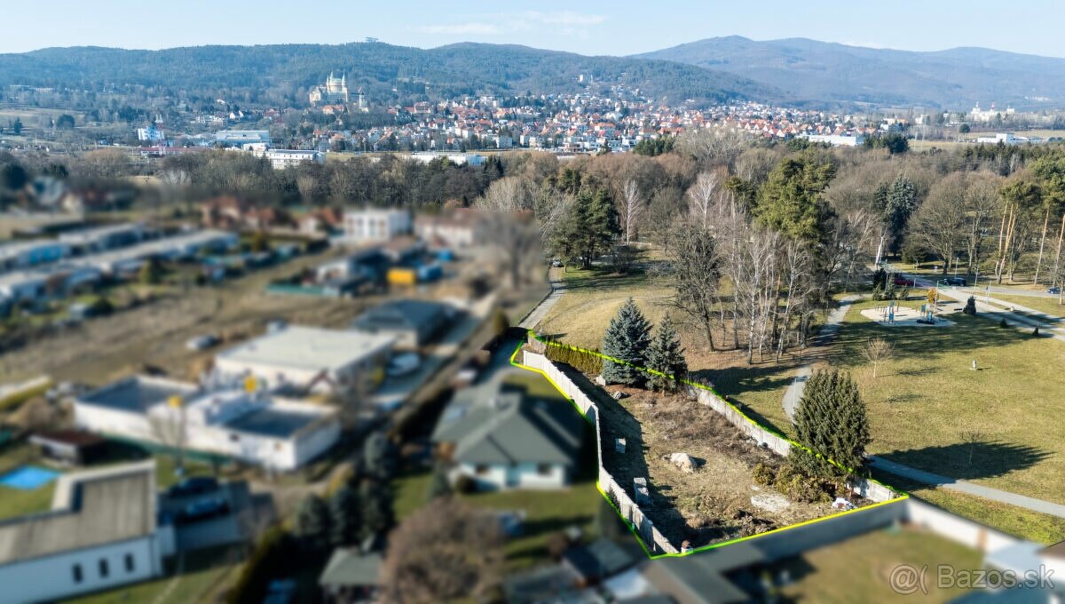 Stavebný pozemok Prievidza – ul. Riečna pri mestskom parku