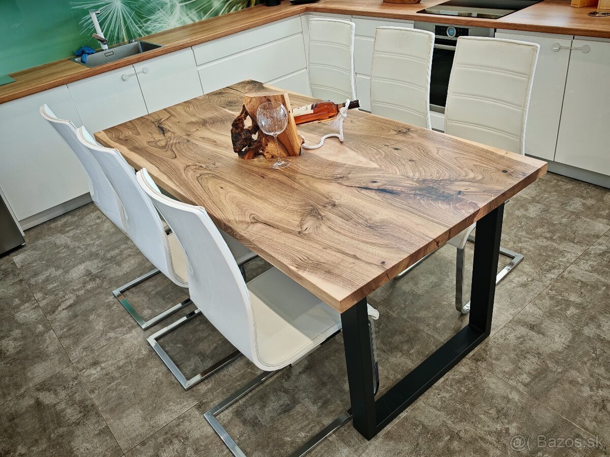 Masívny orechovy stôl
