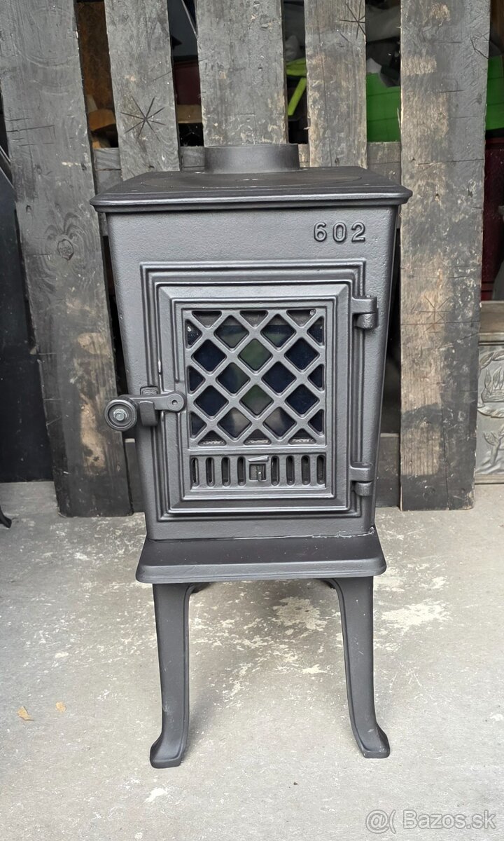 Liatinové kachle Jotul F 602 N čierný lak