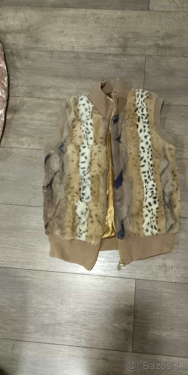 Dievčenská kožušinová vesta
