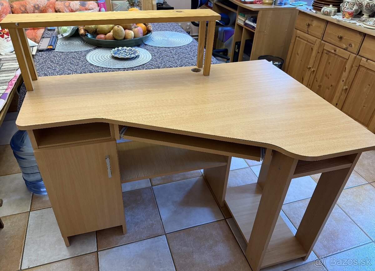 Písací stôl v dobrom stave
