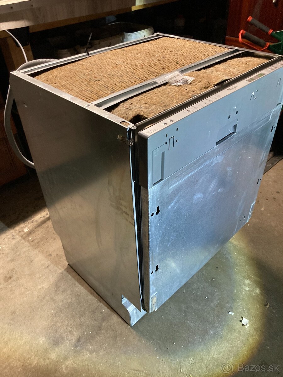 Vstavaná plne integrovaná 60cm umývačka Whirlpool ADG6949