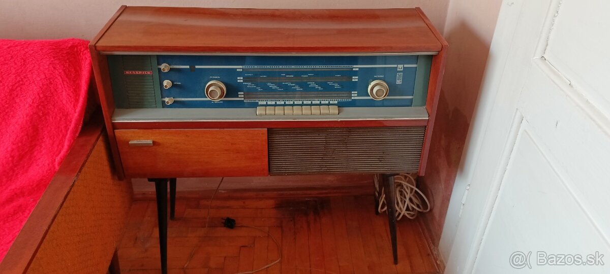 Starožitné rádio s gramofónom Belarus