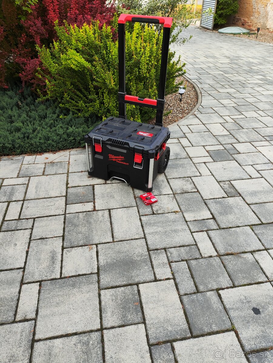 Predam MILWAUKEE PACKOUT™ Pojazdný box na náradie