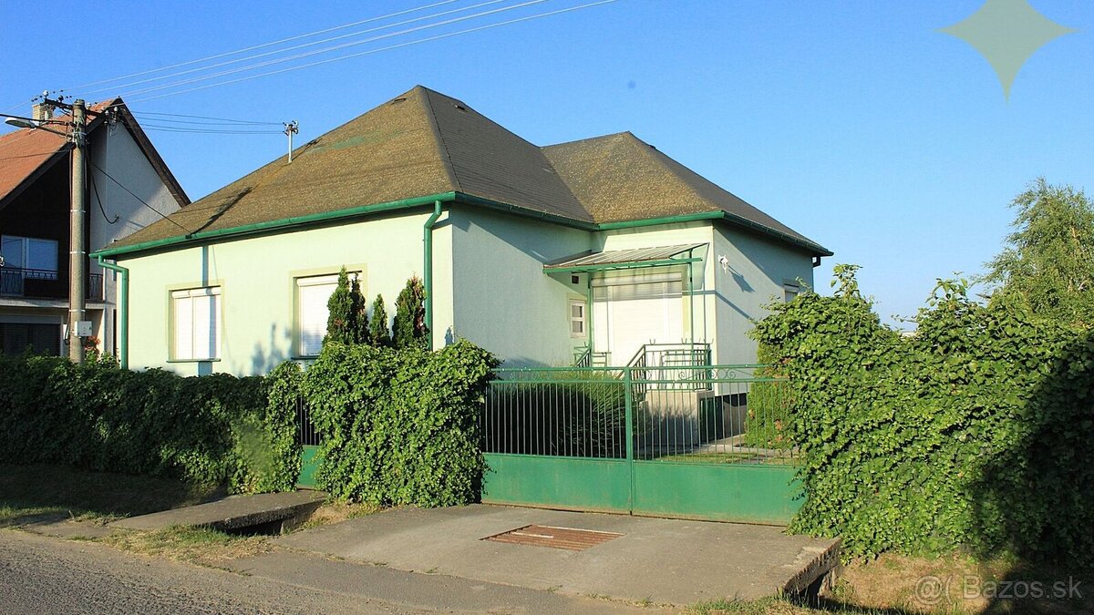 Harmonický rodinný dom s vkusne upraveným pozemkom, jazierko