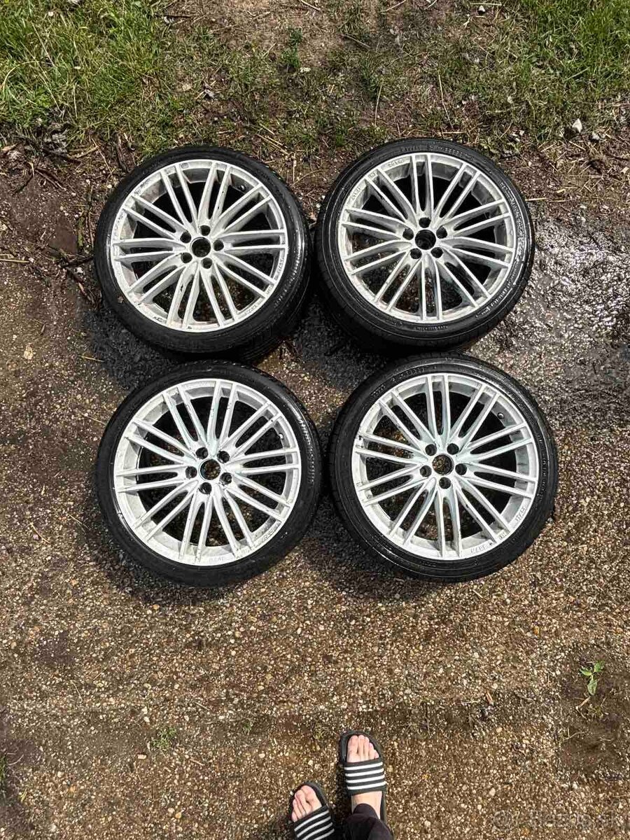 225/40 r18