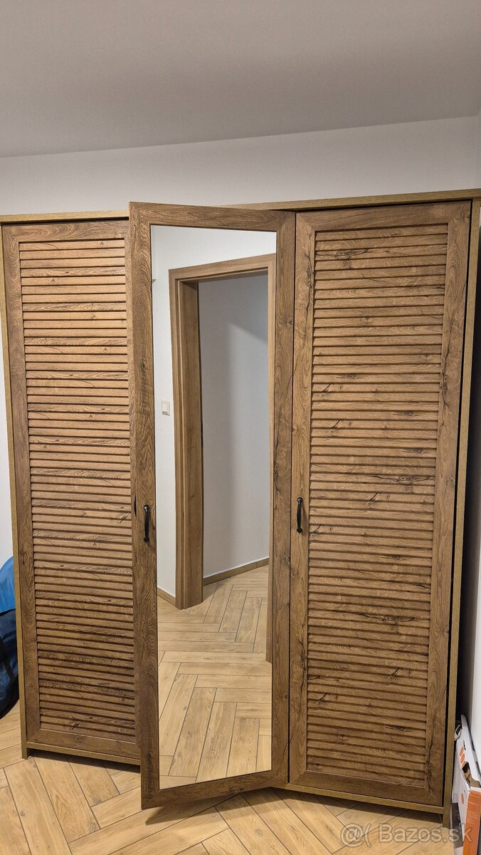 Šatníková skriňa + skriňa GRÁTIS