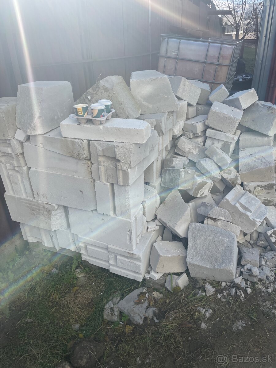 Darujem za odvoz pórobetônové tvárnice Porfix.