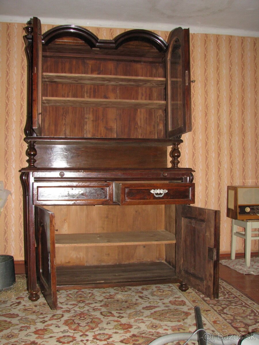 Starožitný príborník.