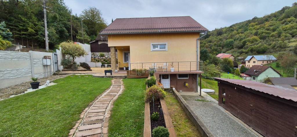 Predaj: Pekný rodinný dom s veľkým pozemkom Hlboké nad Váhom