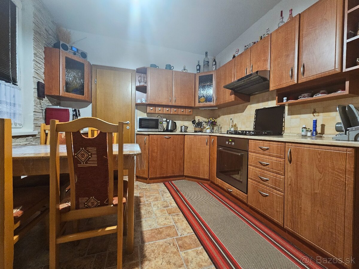 Ponúkam Vám na predaj 4 izbový byt v úplnom centre mesta.