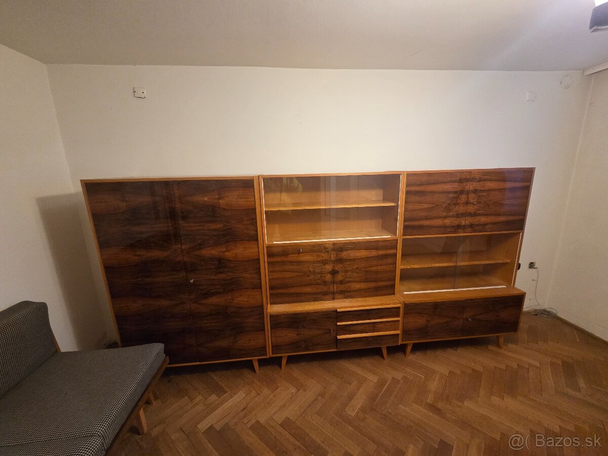 Obyvacia retro stena