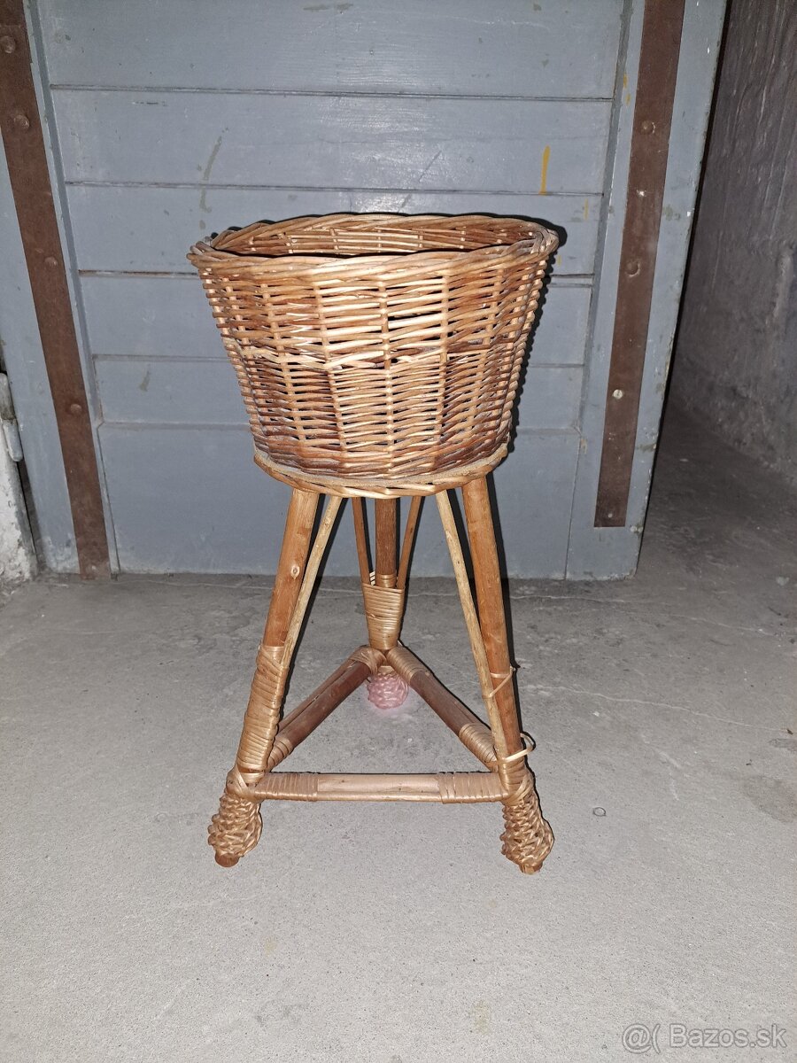 Ratanovy stojan na kvety