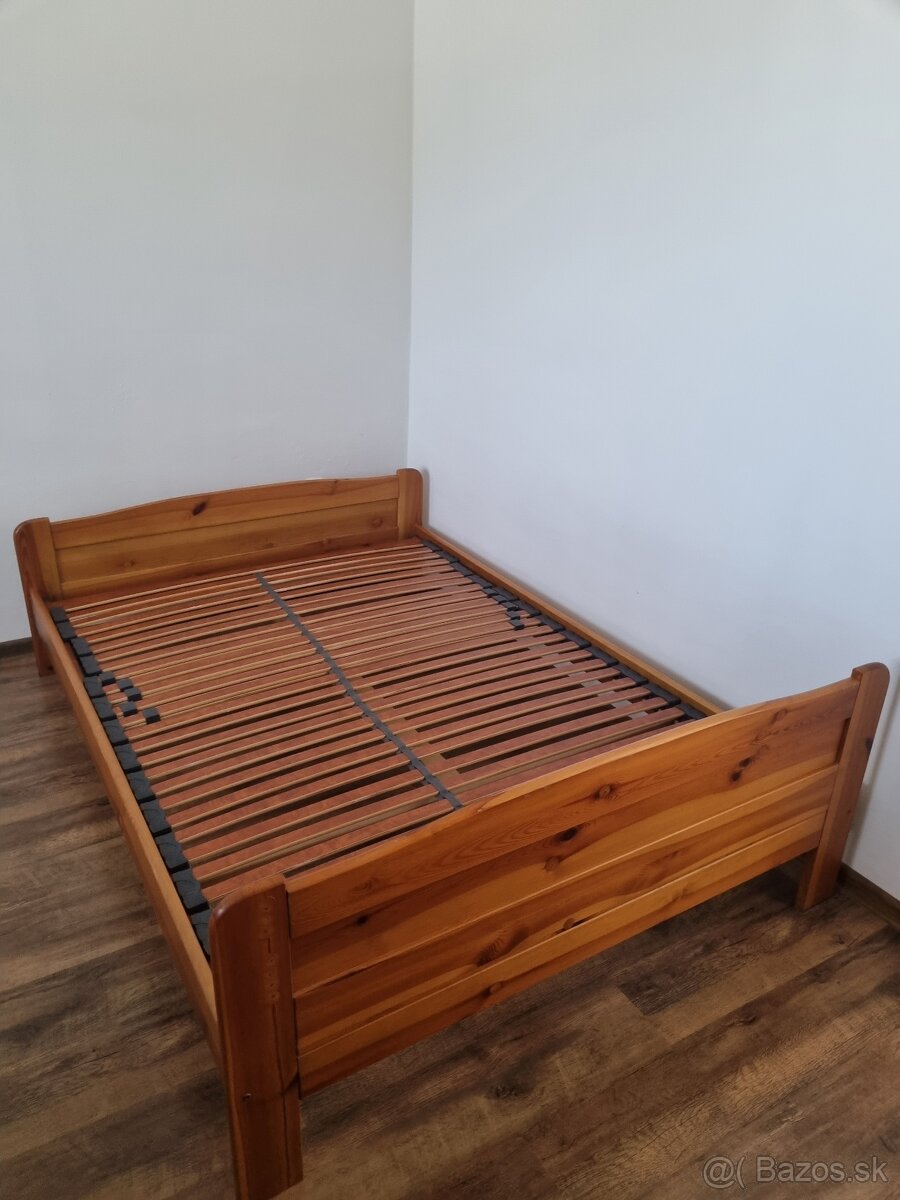 Drevenná posteľ