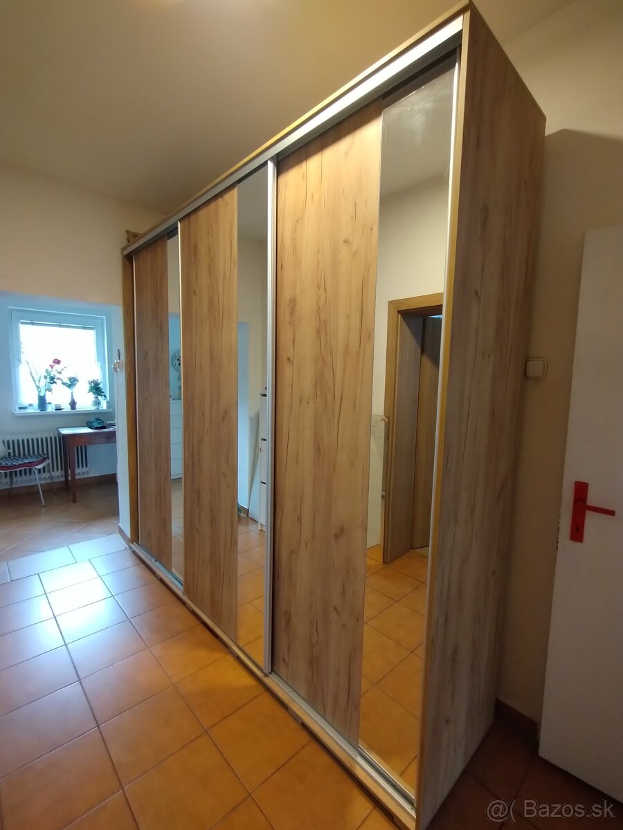Veľká šatníková skriňa s posuvnými dvermi