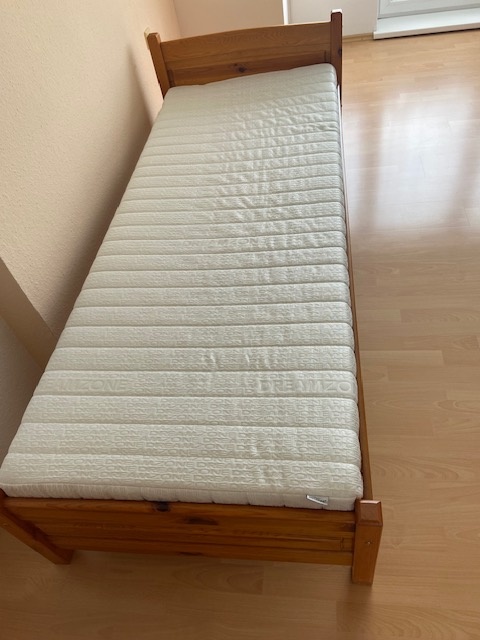 Kvalitná posteľ z masívu borovice 80x200