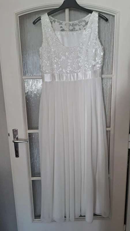 Biele padavé šaty pre mladú slečnu.