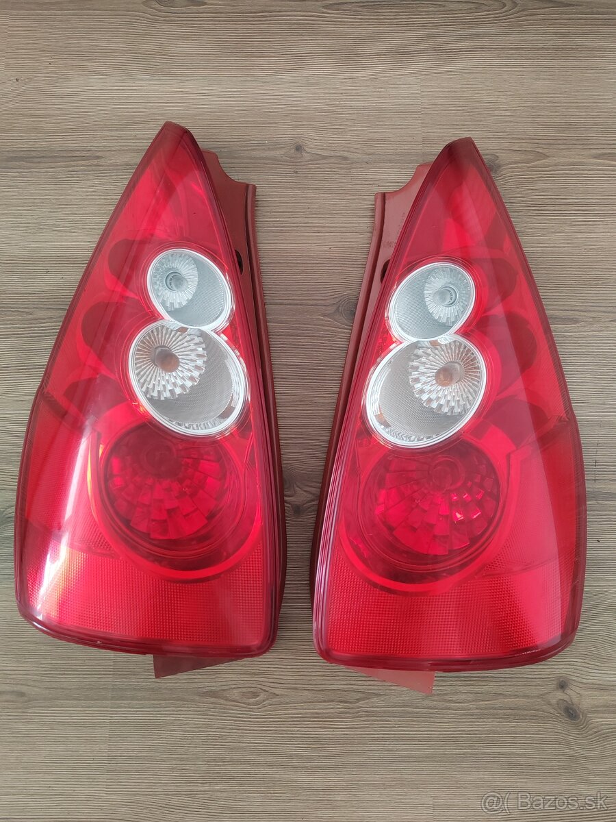 Mazda 5 zadné svetlá