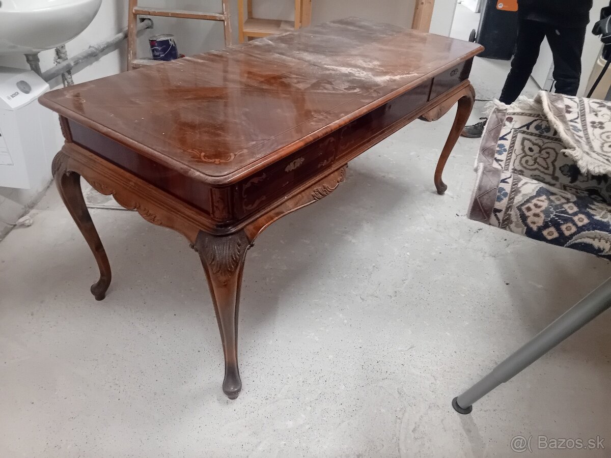 Starý písací stôl